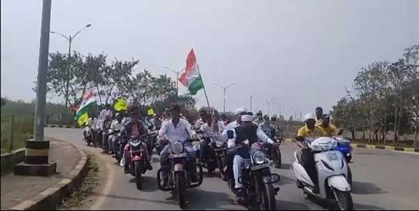 नवा रायपुर के प्रभावित किसानों ने निकाली बाइक रैली